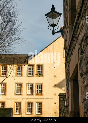 Edinburgh schließen oder Gasse mit altmodischen Lamp Post- und Mietshaus mit Schiebefenstern, Edinburgh, Schottland, Großbritannien Stockfoto