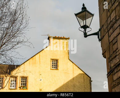 Edinburgh schließen oder Gasse mit altmodischen Lamp Post- und Mietshaus mit Schiebefenstern, Edinburgh, Schottland, Großbritannien Stockfoto