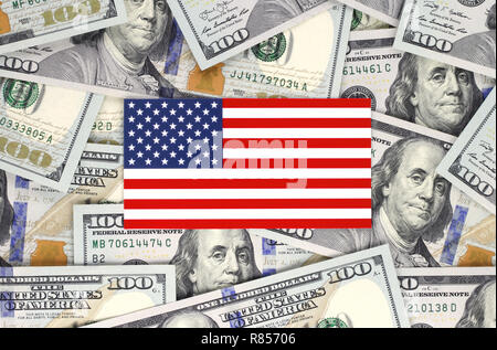 Amerikanische Flagge auf hundert Dollar Bills Hintergrund. Stockfoto