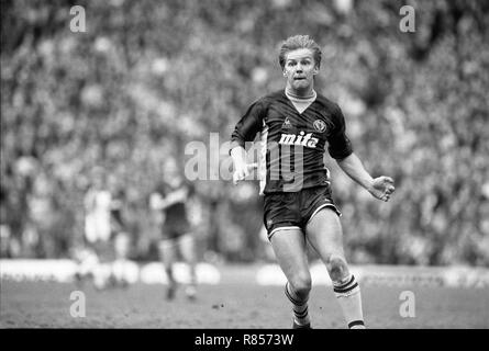 Fußballspieler Gary Shaw ASTON VILLA V LUTON TOWN 4/2/1984 Stockfoto