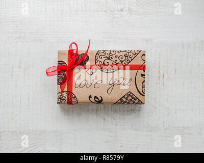 Postkarte für die süßen Worte der Liebe und des hellen Geschenkboxen auf eine weiße, Holztisch. Nahaufnahme, flach. Herzlichen Glückwunsch an Freunde, Familie, Freunde, Colle Stockfoto