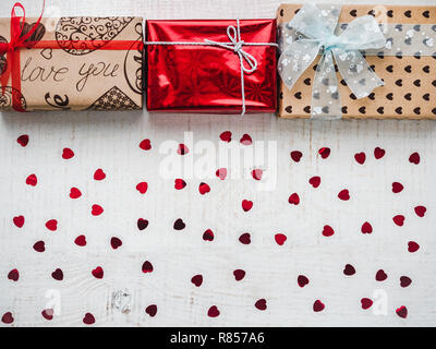 Postkarte für die süßen Worte der Liebe und des hellen Geschenkboxen auf eine weiße, Holztisch. Nahaufnahme, flach. Herzlichen Glückwunsch an Freunde, Familie, Freunde, Colle Stockfoto