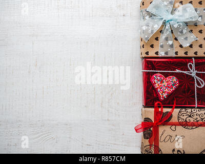 Postkarte für die süßen Worte der Liebe und des hellen Geschenkboxen auf eine weiße, Holztisch. Nahaufnahme, flach. Herzlichen Glückwunsch an Freunde, Familie, Freunde, Colle Stockfoto