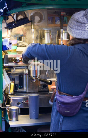 Cambridge UK 2018-Dezember-12, Street Food vendor einen frischen Kaffee im Bauernmarkt. Stockfoto