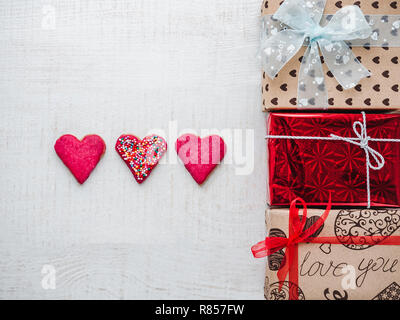 Postkarte für die süßen Worte der Liebe und des hellen Geschenkboxen auf eine weiße, Holztisch. Nahaufnahme, flach. Herzlichen Glückwunsch an Freunde, Familie, Freunde, Colle Stockfoto