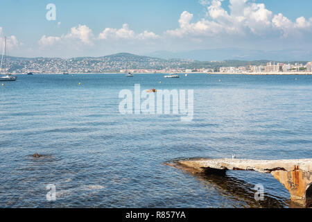 Juan-les-Pins, Frankreich, 19. September 2018: kayaker Ruhen im Golfe Juan mit im Hintergrund die Hotels der französischen Stadt von Juan-les-Pins Stockfoto