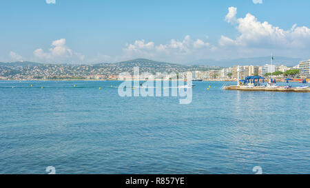 Juan-les-Pins, Frankreich, 19. September 2018: Frau Wasserski in Golfe Juan mit im Hintergrund die Hotels der französischen Stadt von Juan-les-Pins Stockfoto