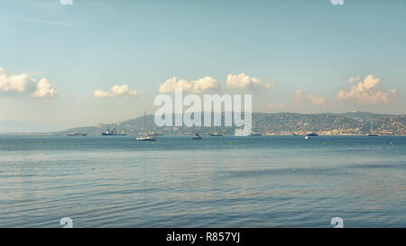 Yachten und Segelboote vor Anker in Golfe Juan im Beach Resort in Juan-les-Pins in Frankreich Stockfoto