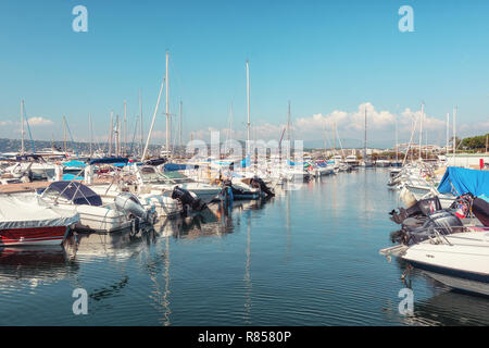 Juan-les-Pins, Frankreich, 19. September 2018: Der Hafen Der Beach Resort Juan-les-Pins an der Cote d'Azur, Frankreich Stockfoto