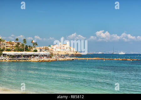 Antibes, Frankreich, 19. September 2018: Strand Restaurant vor der alten Stadtmauer der französischen Stadt Antibes Stockfoto