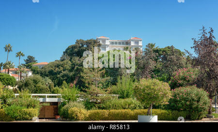 Juan-les-Pins, Frankreich, 19. September 2018: Schöne weiße Villa auf dem Hügel im Badeort Juan-les-Pins in Frankreich Stockfoto