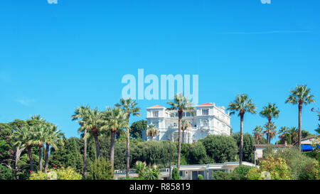 Juan-les-Pins, Frankreich, 19. September 2018: Schöne weiße Villa auf dem Hügel im Badeort Juan-les-Pins in Frankreich Stockfoto