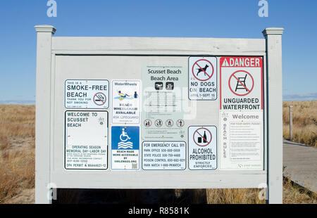 Schild mit Regeln und Vorschriften bei Scusset Beach, Cape Cod im Sagamore, Bourne, Massachusetts, USA mit Kein Alkohol erlaubt, Nichtraucher, keine Hunde Stockfoto