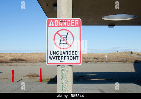 Gefahr unbewachten Waterfront Zeichen an Scusset Strand im Sagamore, Teil von Bourne, Cape Cod, Massachusetts, USA Stockfoto