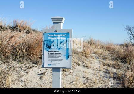 Diese Dünen sind nicht für wenige Zeichen zu halten Sand Dünen am Strand in Scusset Sagamore, Teil von Bourne, Cape Cod, Massachusetts, USA Stockfoto