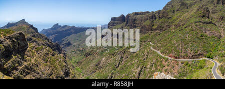 Panoramablick auf den Berg Macizo de Teno Gebirge, Masca Schlucht und Berg Straße zum Dorf Maska. Teneriffa. Kanarischen Inseln. Spanien. Blick von der Stockfoto