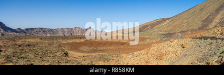 Panoramablick über die lavafelder von Las Canadas Caldera der Vulkan Teide. Teneriffa. Kanarischen Inseln. Spanien. Blick von der Aussichtsplattform - 'Mirador Stockfoto