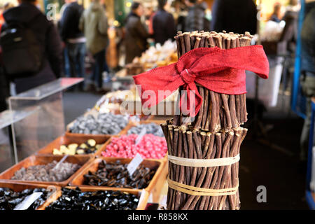 Borough Market Weihnachten roh Süßholz (Glycyrrhiza glabra Süßholz) mit einem roten Weihnachten Bogen auf Süßigkeiten stall London England UK KATHY DEWITT Stockfoto