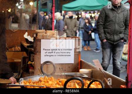 Allergien und Lebensmittelallergien Intoleranzschild an einem Verkaufsstand am Borough Market zur Weihnachtszeit im November London England Großbritannien KATHY DEWITT Stockfoto