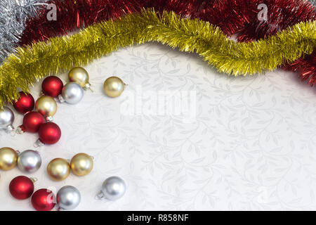 Weihnachtsdekoration mit kopieren. Weihnachtskugeln und Lametta Stockfoto