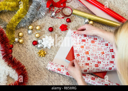 Frau verpacken Weihnachten mit farbigen Materialien vorhanden Stockfoto