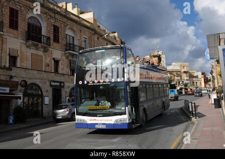 Malta Insel: eine Sightseeing Tour mit einem Trainer der Fahrt durch die Hauptstadt Valetta Stockfoto