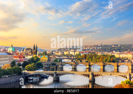 Die Karlsbrücke und andere Brücken über die Moldau und die O Stockfoto