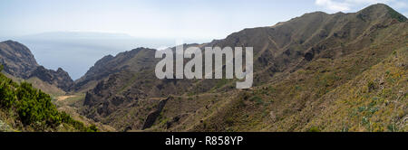 Panoramablick auf die Teno Massiv (den Berg Macizo de Teno), ist einer der drei vulkanischen Formationen, die Anlass zu Teneriffa, Kanarische Inseln, Spanien gab. Blick von t Stockfoto