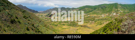 Panoramablick auf die Teno Massiv (den Berg Macizo de Teno), ist einer der drei vulkanischen Formationen, die Anlass zu Teneriffa, Kanarische Inseln, Spanien gab. Blick von t Stockfoto