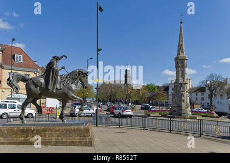 Drei Banbury Symbole - die feine Dame Statue, Banbury Cross und in der Mitte der Kirche Turm von St. Maria, Oxfordshire, UK Stockfoto