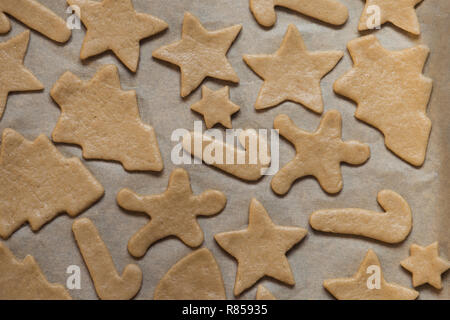 Hausgemachte Weihnachtsplätzchen auf Pergament. Xmas-Muster. Stockfoto