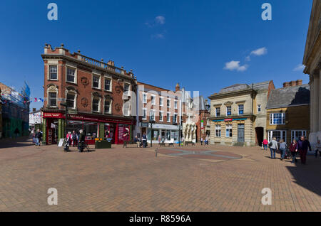 Fußgängerzone, Markt Fläche von Banbury, Oxfordshire, UK; mit Räumlichkeiten untergebracht, die von Timpsons, mein Zahnarzt und Ladbrokes. Stockfoto