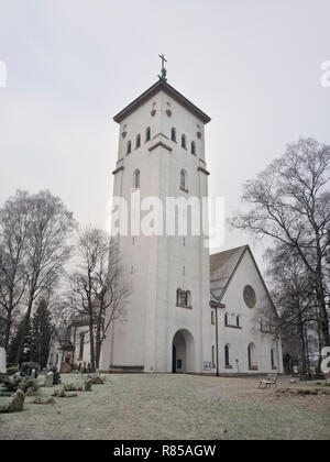 Ris-Kirche eine lokale lutherische Pfarrkirche in einer Nachbarschaft im westlichen Teil von Oslo Norwegen gebaut in Beton 1937 Stockfoto