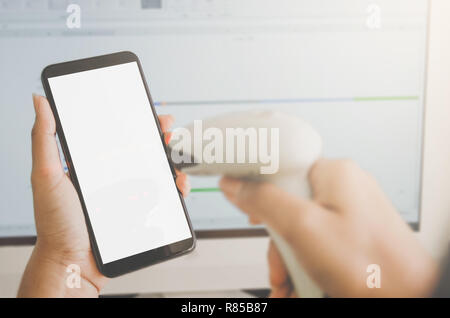 Konzept der Shopping-, Finanz-, Zahlungs- und Business, Weißer Bildschirm Hintergrund von Handy und Barcode Scanner, menschliche Hände halten Smartphone Stockfoto