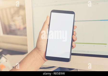 Konzept der Shopping-, Finanz-, Zahlungs- und Business, Weißer Bildschirm Hintergrund von Handy und Barcode Scanner, menschliche Hände halten Smartphone Stockfoto