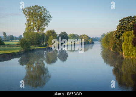 Nebel steigt um Boote auf dem Fluss Themse günstig bei Wallingford in der Morgendämmerung, von Wallingford Bridge Stockfoto