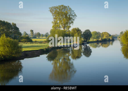 Nebel steigt um Boote auf dem Fluss Themse günstig bei Wallingford in der Morgendämmerung, von Wallingford Bridge Stockfoto