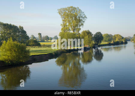 Nebel steigt um Boote auf dem Fluss Themse günstig bei Wallingford in der Morgendämmerung, von Wallingford Bridge Stockfoto