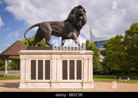 Der Maiwand-löwe, allgemein bekannt als The Forbury Löwe, ein Denkmal für die in der Zweiten Anglo-Afghan Krieg verloren, Reading, Berkshire Stockfoto