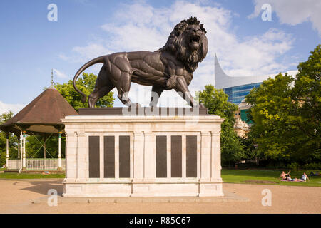 Der Maiwand-löwe, allgemein bekannt als The Forbury Löwe, ein Denkmal für die in der Zweiten Anglo-Afghan Krieg verloren, Reading, Berkshire Stockfoto