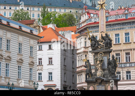 Prager Barock, mit Blick auf das 17. Jahrhundert Pest Monument und barocke Gebäude in Malostranske Namesti in der Mala Strana Gegend von Prag gelegen. Stockfoto