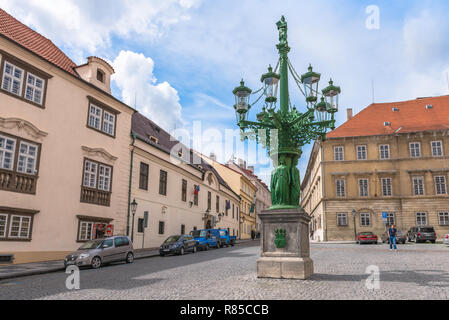 Prag Hradcany, Blick auf eine grüne Art Nouveau Stil street light in Loretanska Straße in der Burg Hradcany Bezirk von Prag gelegen. Stockfoto