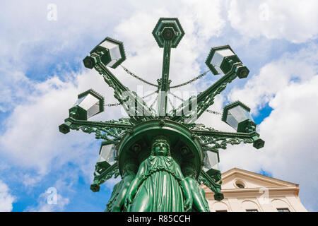 Prager Jugendstil, Blick auf eine grüne Jugendstil/Secession gestaltete Straße Licht in Loretanska Straße in der Burg Hradcany Bezirk von Prag gelegen. Stockfoto