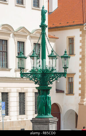 Prager Jugendstil, Blick auf eine grüne Jugendstil/Secession gestaltete Straße Licht in Loretanska Straße in der Burg Hradcany Bezirk von Prag gelegen. Stockfoto