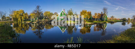 Zaanse Schans, Niederlande - ein wahres Freilichtmuseum Zaanse Schans präsentiert eine Sammlung von gut erhaltenen historischen Windmühlen und Häuser Stockfoto