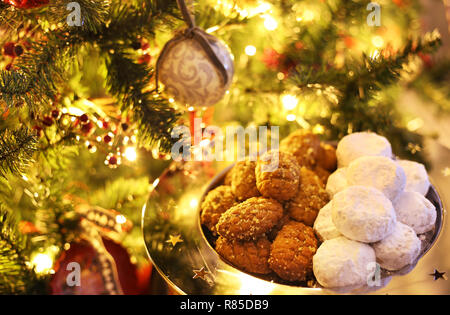 Griechische melomakarona und kourabies - traditionelle Weihnachtsplätzchen mit Honig und Nüssen und Zucker Brötchen Stockfoto