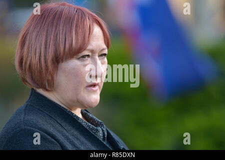 Kerry McCarthy MP (Arbeit: Bristol Osten) auf dem College Green, Westminster, Dezember 2018 befragt Stockfoto