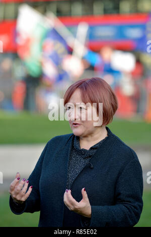 Kerry McCarthy MP (Arbeit: Bristol Osten) auf dem College Green, Westminster, Dezember 2018 befragt Stockfoto