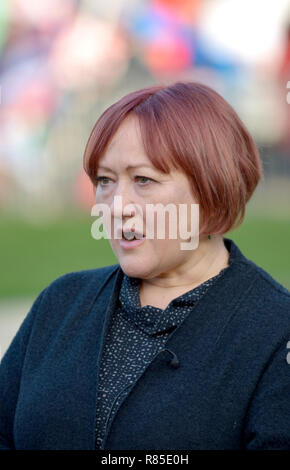 Kerry McCarthy MP (Arbeit: Bristol Osten) auf dem College Green, Westminster, Dezember 2018 befragt Stockfoto