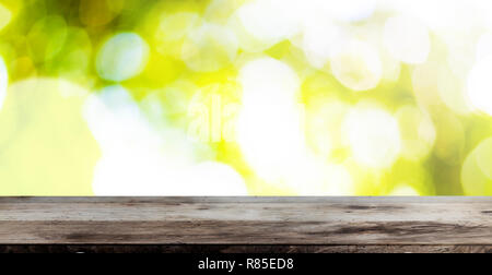 Rustikalen Holztisch gegen Grünen bokeh Sommer oder Frühling Hintergrund Stockfoto